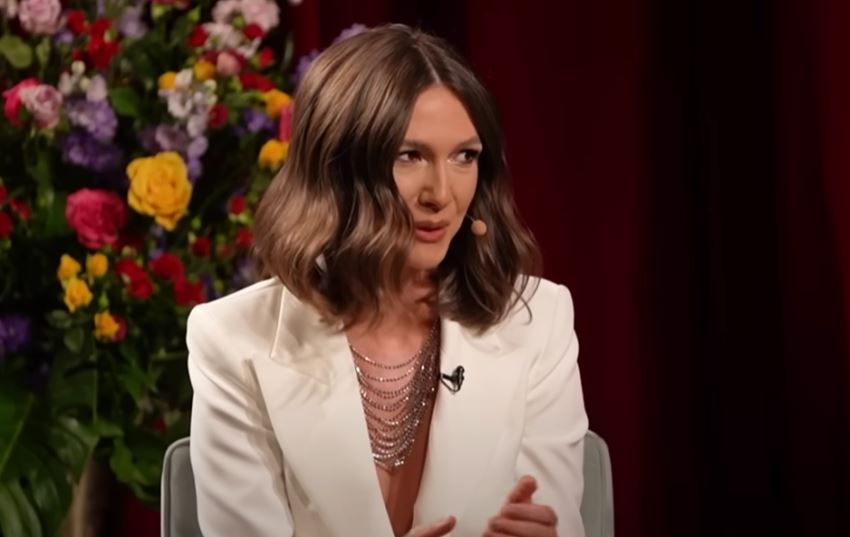 Adela Popescu dă din casă! „Pot să vă spun ce sex are al patrulea copil al Laurei Cosoi”. Ce obicei are cu Radu Vâlcan în fiecare seară