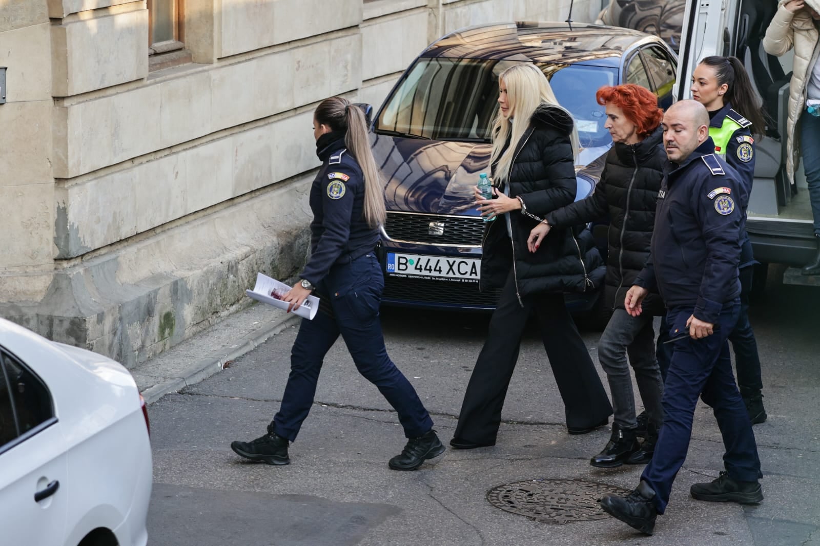 Cât ar costa ținuta cu care Laura Vicol și-a făcut apariția la DIICOT. Doar pantalonii sunt 1.000 de euro