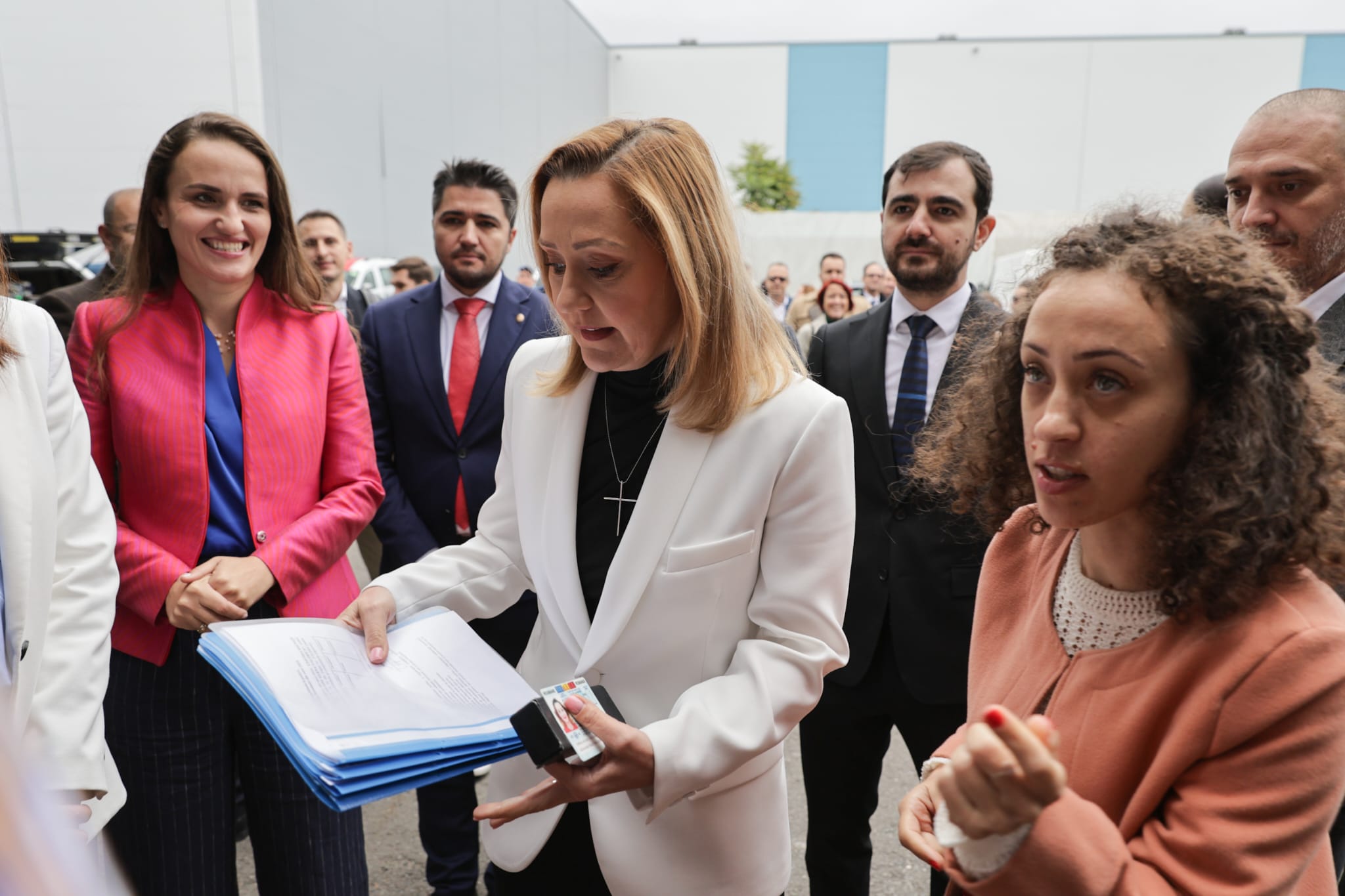 Elena Lasconi și-a depus candidatura la prezidențiale. Atac la Nicolae Ciucă: „Asta știe să facă, să execute ordine” | VIDEO