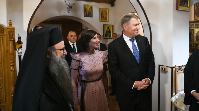 FOTO/ Carmen Iohannis, aspru criticată pentru ținuta aleasă pentru vizita la Episcopia Română din Italia. „Când încurci 25 cu 52"