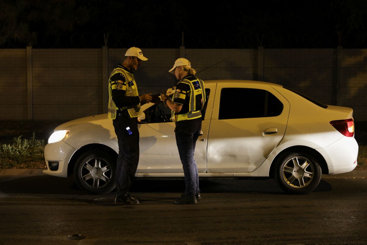 Șoferi băuți și care au consumat substanțe interzise, un autobuz neomologat în trafic și taxi fără autorizație, descoperite la un filtru al Poliției, sâmbătă noapte | VIDEO