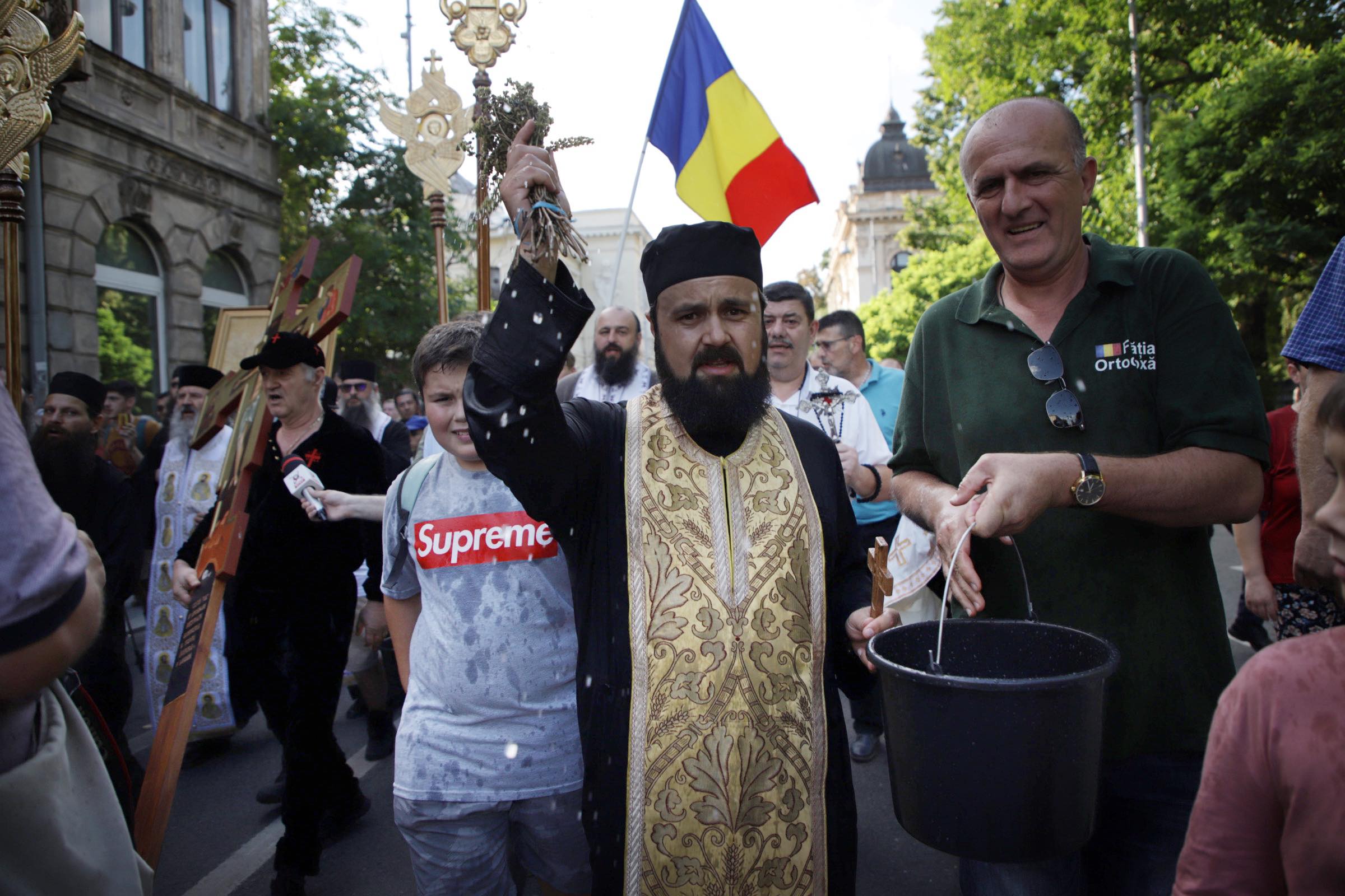 Gigi Becali a condus un miting anti-LGBT în București: „Dracii lasă duhuri rele”. ACCEPT: „Grupări agresive care instigă la ură”