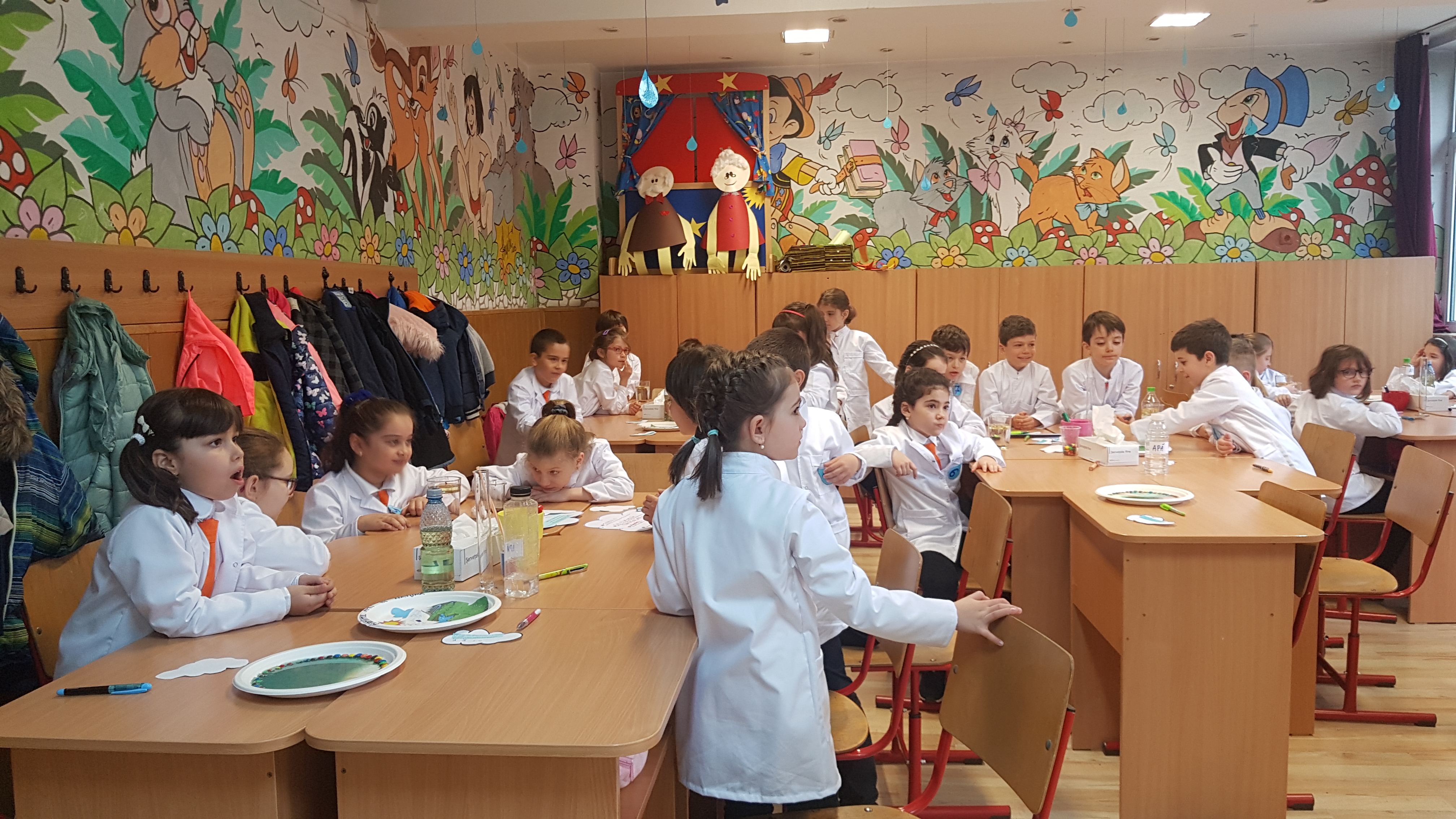 VIDEO/ Consuela, profesoara „altfel” din Rahova. Elevii ei nu stau în bănci și participă fiecare la experimente și activități
