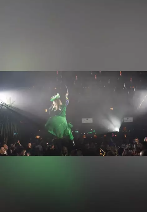 Loredana Groza, apariție spectaculoasă la Mamaia. Artista a cântat suspendată deasupra publicului, într-o ținută excentrică. „Ce regină!”