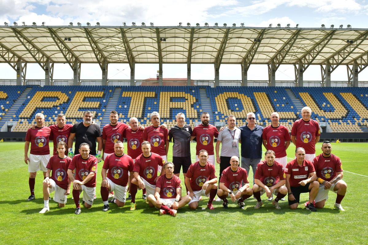 Petrolul și Rapid au încins la Ploiești un meci demonstrativ, reeditare a finalei Cupei României din 1995. Show Budescu, la petrecere