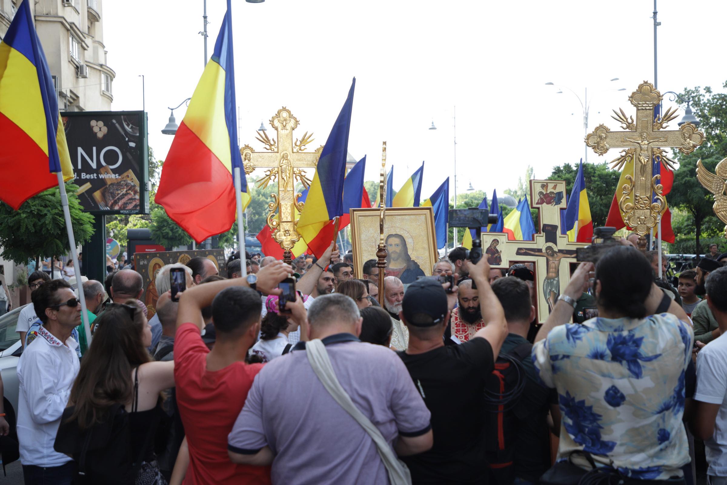 Gigi Becali a condus un miting anti-LGBT în București: „Dracii lasă duhuri rele”. ACCEPT: „Grupări agresive care instigă la ură”