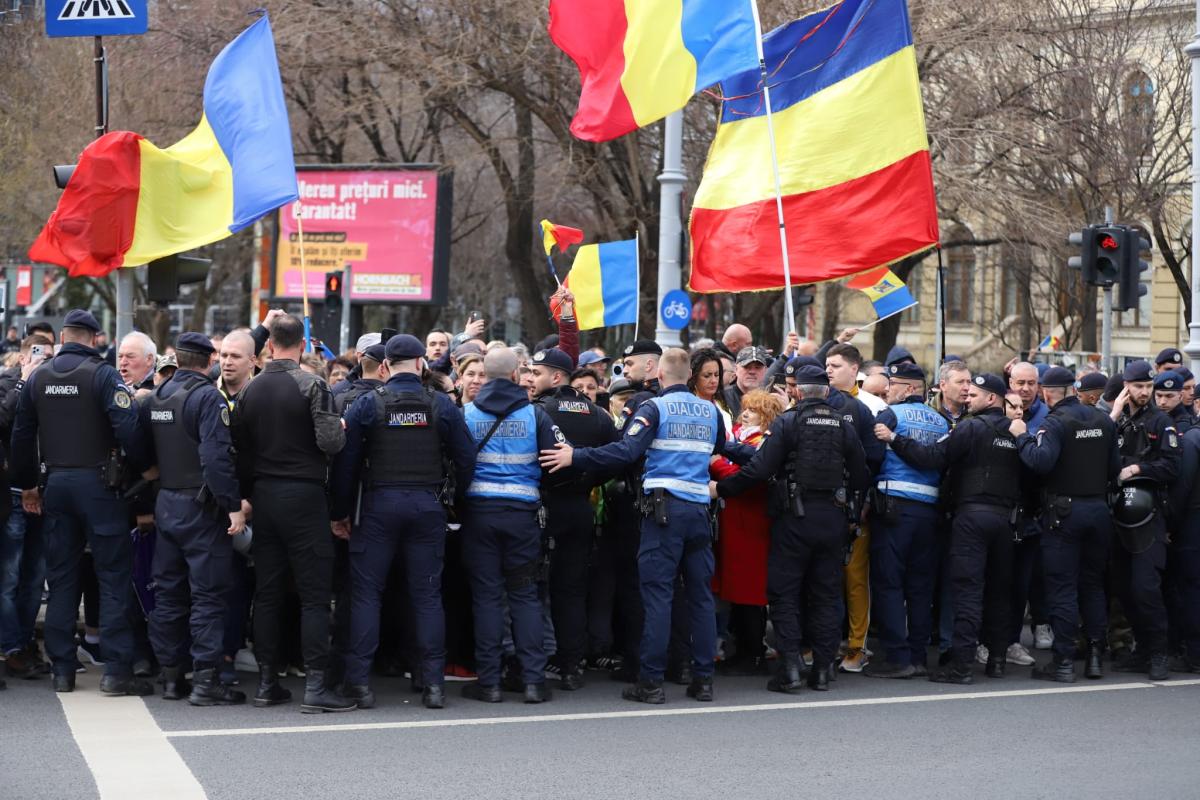 Fanii lui Călin Georgescu au spart barajul la protestul de la Guvern. Bătaie între mineri și jandarmi la finalul manifestației