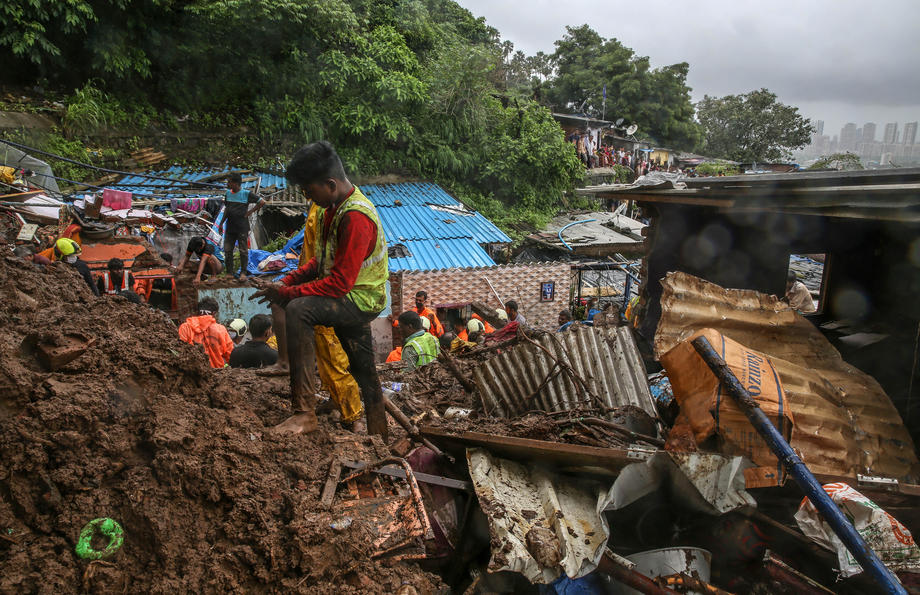 India, devastată de inundații și alunecări de teren. Cel puţin 112 oameni au murit