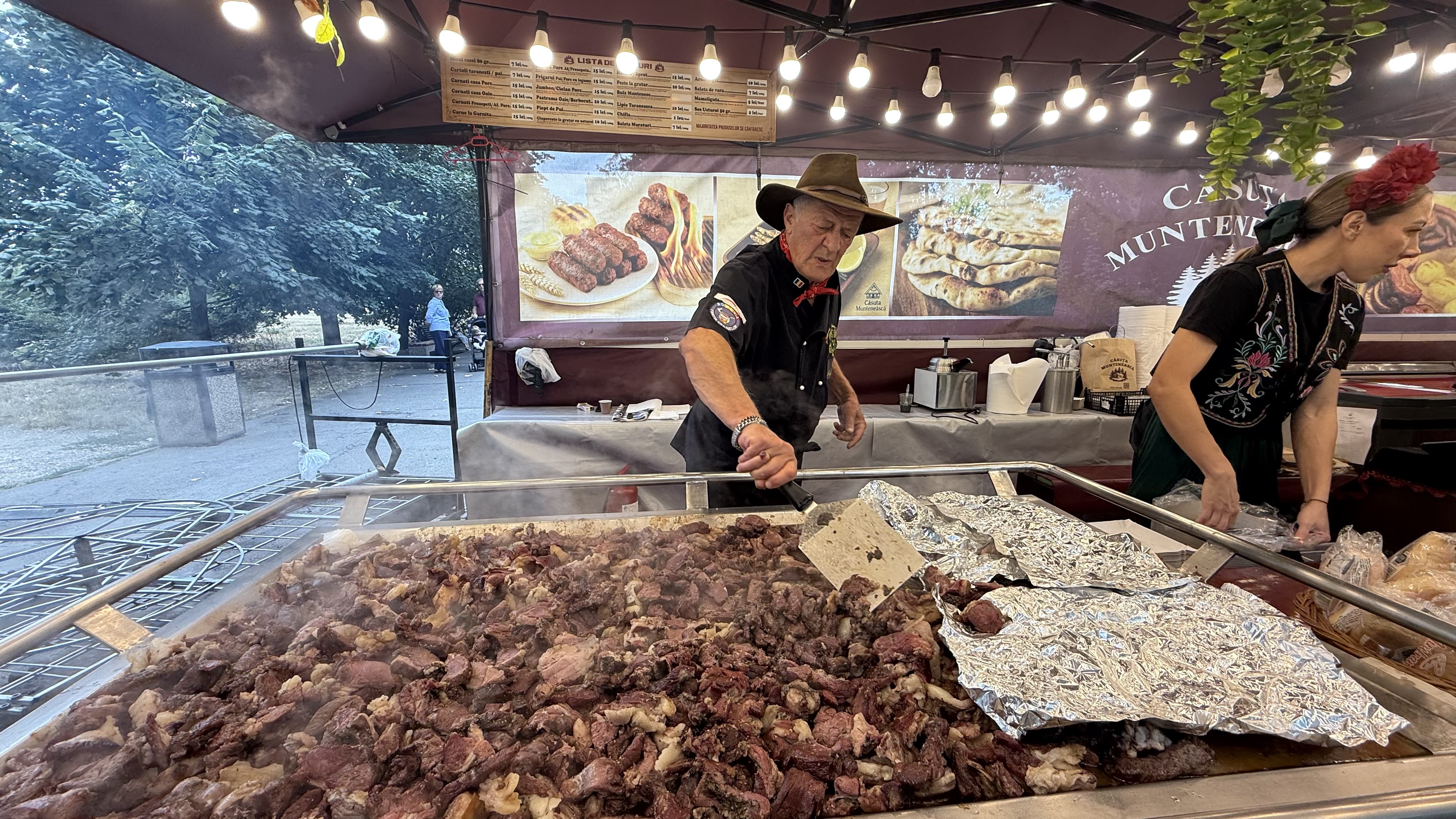 Cât costă o sută de grame de pastramă de berbecuț la un târg de toamnă? „Scumpă, dom’le! Dă-o dracului de treabă”