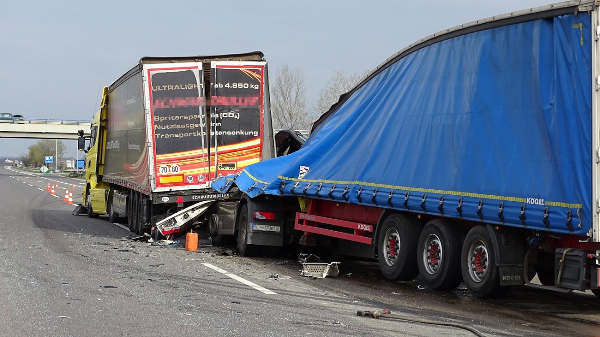 Șofer român de TIR ucis de stâlpii uriași de beton pe care-i transporta și care au smuls cabina de pe șasiu, pe o autostradă din Ungaria