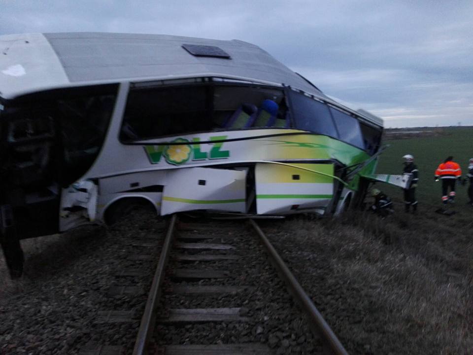 Autocar lovit de tren în județul Timiș. Mai mulți pasageri au fost răniți