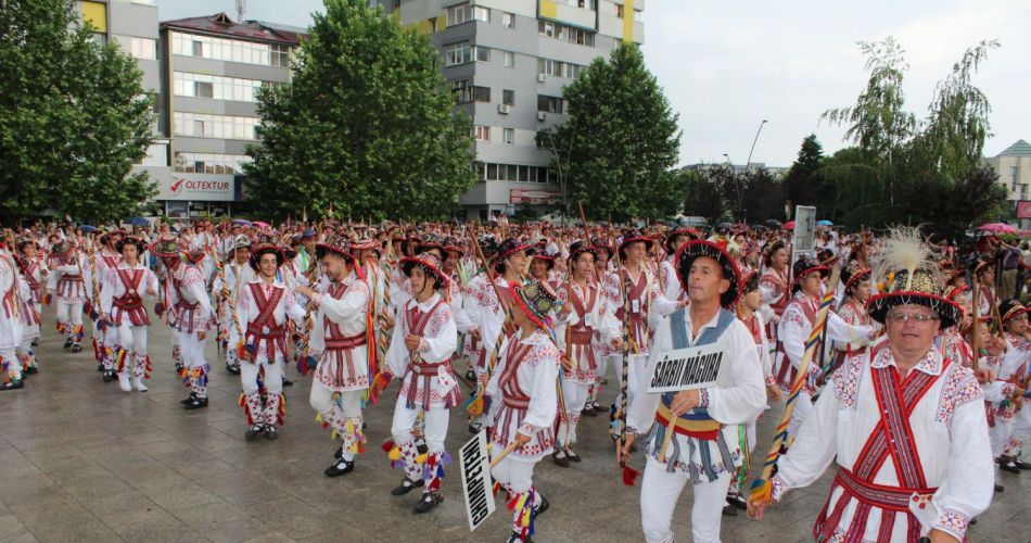 Peste 1.000 de călușari au dansat în Slatina. Oltenii vor să intre în Cartea Recordurilor