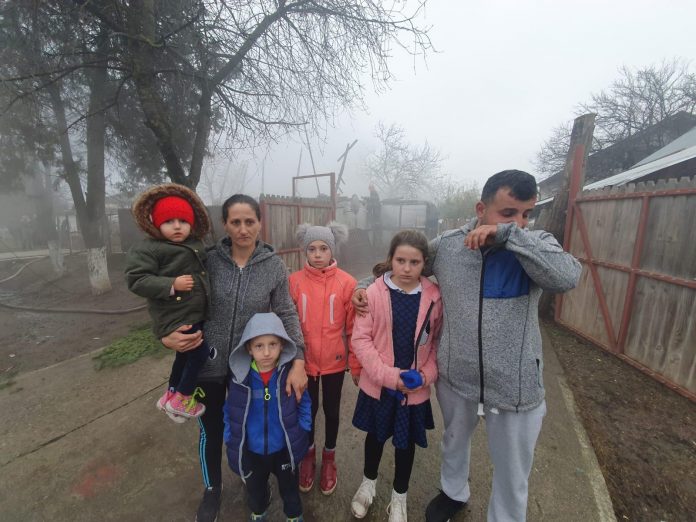 VIDEO | Casa unei familii cu șase copii a ars în prag de sărbători!