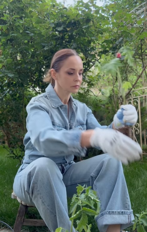 Andreea Marin, în ipostaze de nerecunoscut. În salopetă și cu mâinile în pământ, muncește în grădină