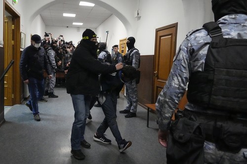 Doi suspecți în cazul atacului din Moscova, aduși la tribunal și inculpați. Amândoi au ochii învinețiți. Imagini cu ei pe banca acuzaților