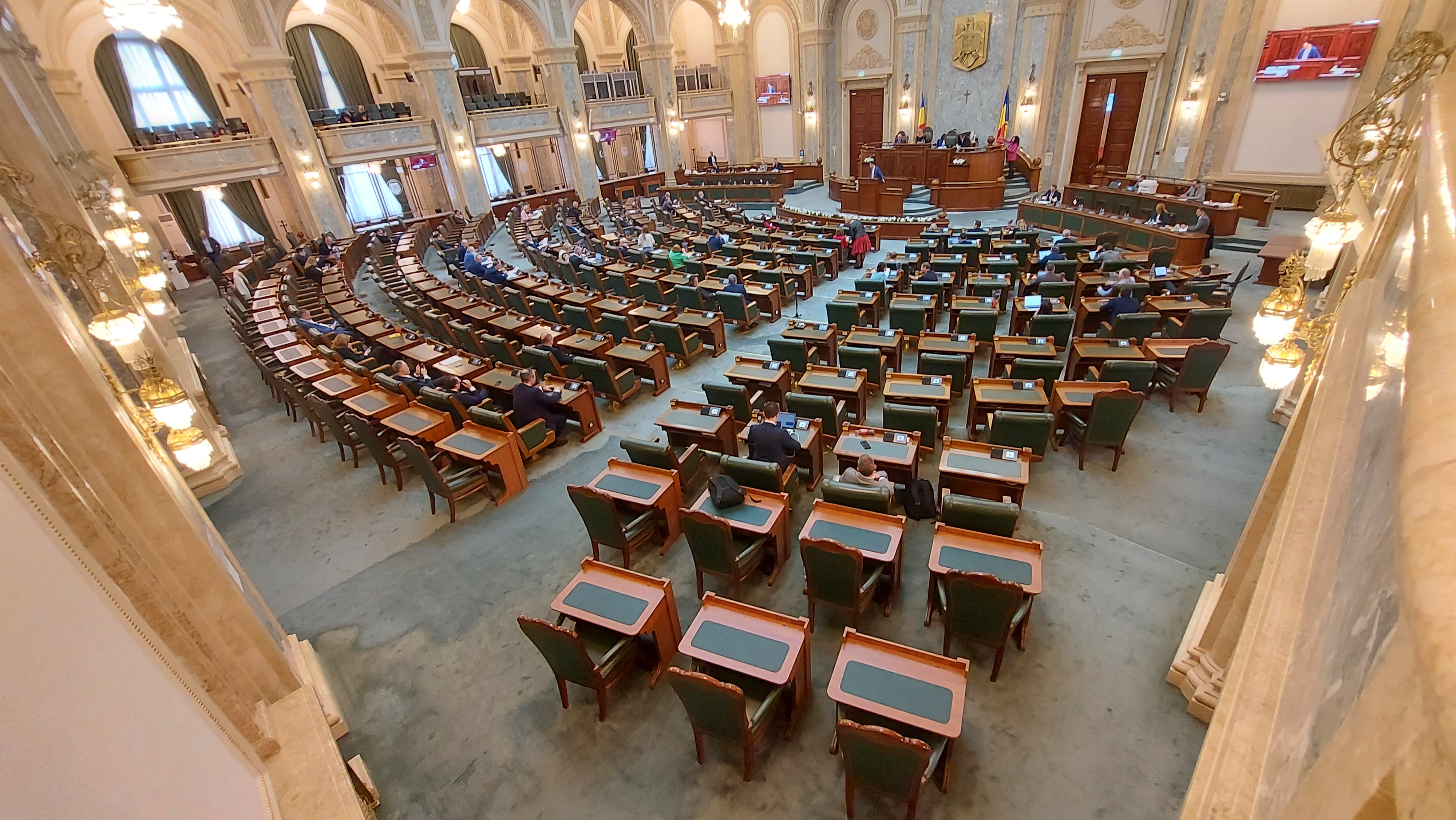 IMAGINEA ZILEI în Parlament. Câți senatori au fost în plen când ministrul de finanțe a venit să vorbească despre credite și datoria României