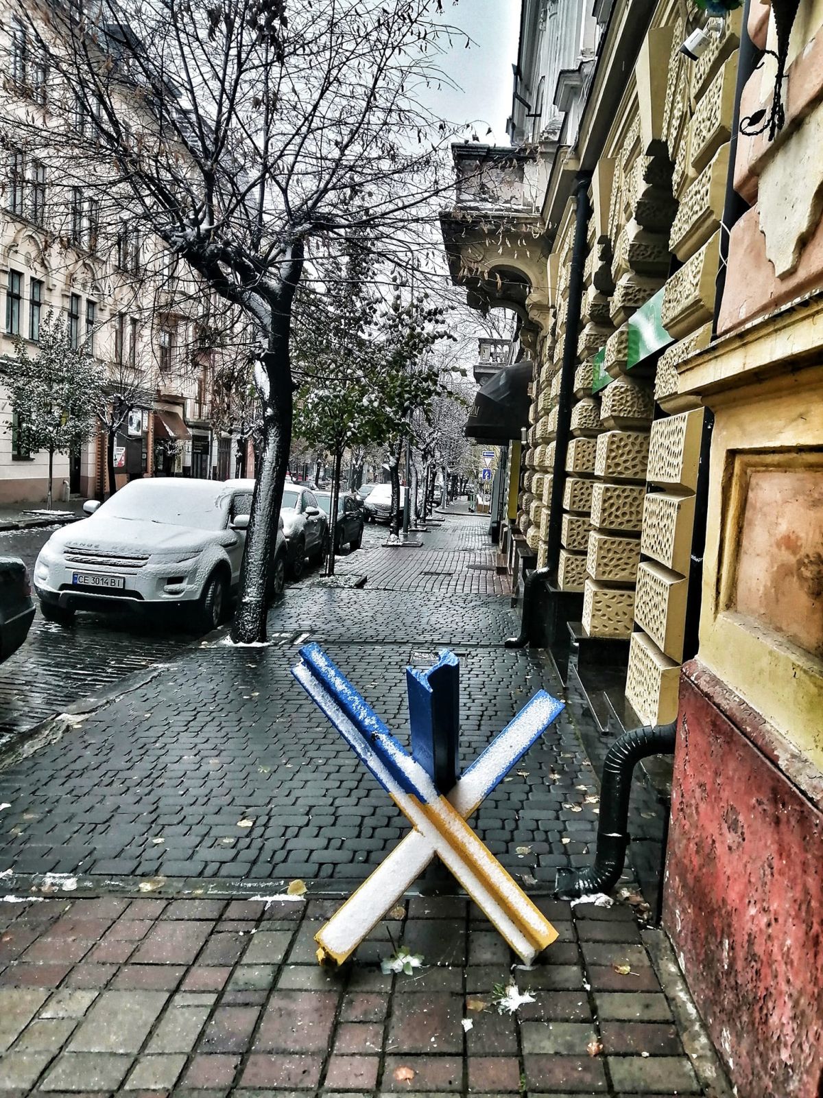 Ilustrată din Cernăuți, orașul meu, unde doar copiii se mai bucură sincer de prima zăpadă