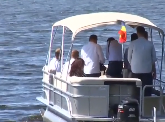 Klaus Iohannis, în vizită în Delta Dunării. Șeful statului și soția sa, Carmen, au făcut o plimbare cu barca