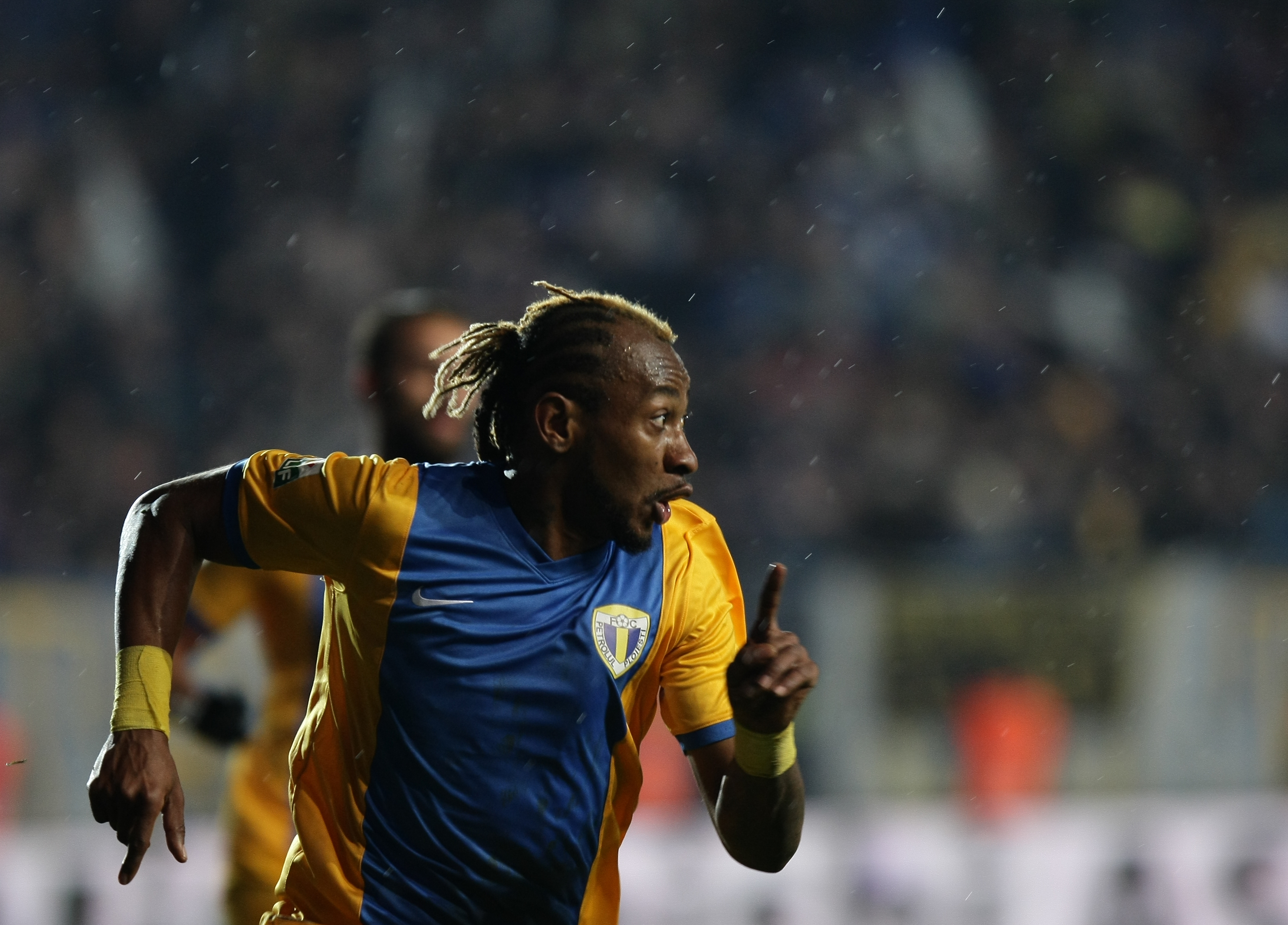 Cupa României, semifinale: PETROLUL - STEAUA 1-1. Arbitru ComănesKO / VIDEO