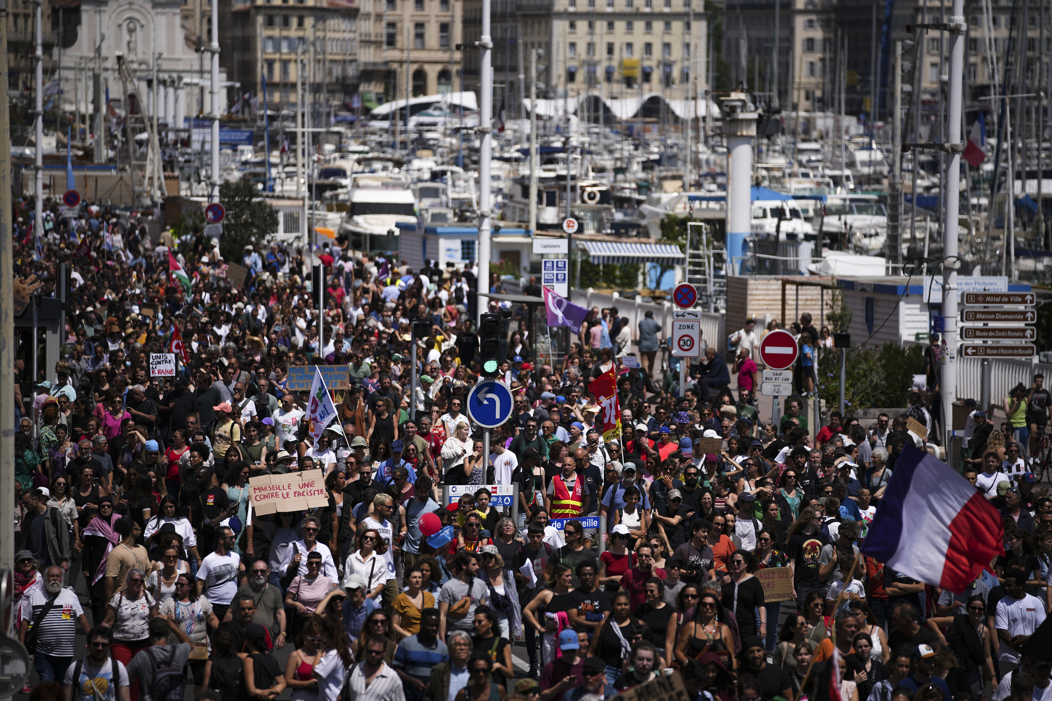 Proteste masive în Franța, împotriva extremei drepte. „Suntem potenţial într-un moment de cotitură pentru democraţie”