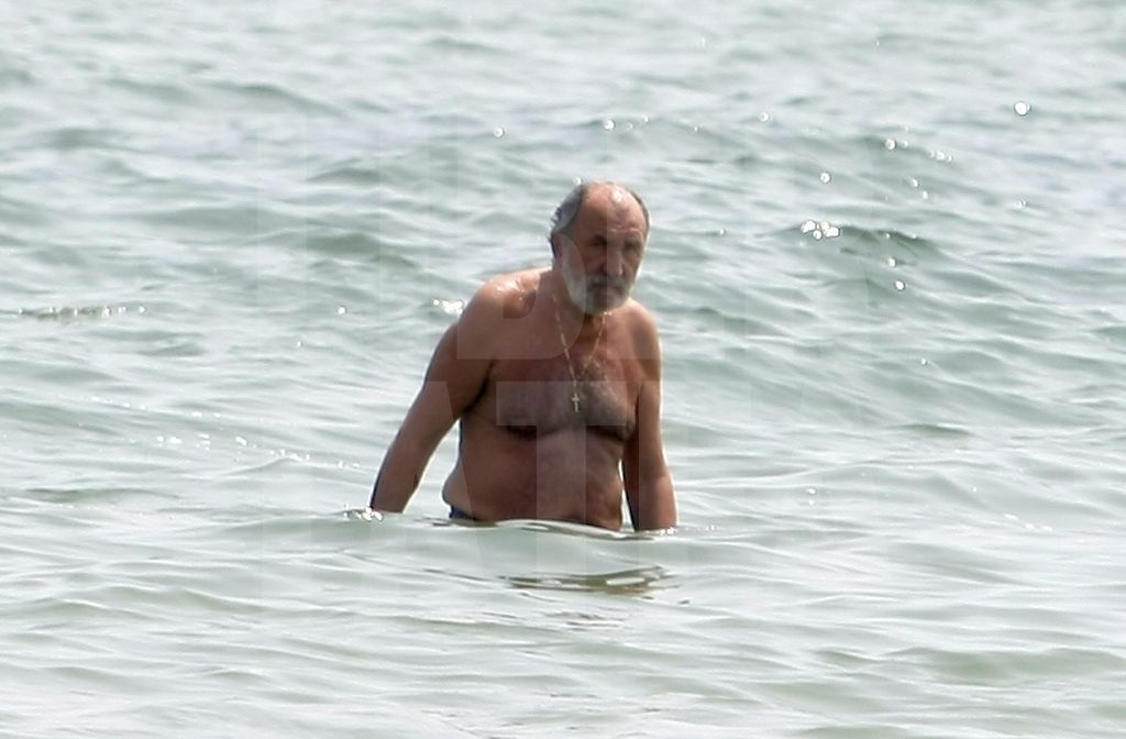 Surfer-Țiri! Miliardar la apă! Fostul jucător de tenis Ion Țiriac s-a bălăcit după decenii pe litoralul românesc. Atunci, mergea la mare cu singura lui soție | FOTO