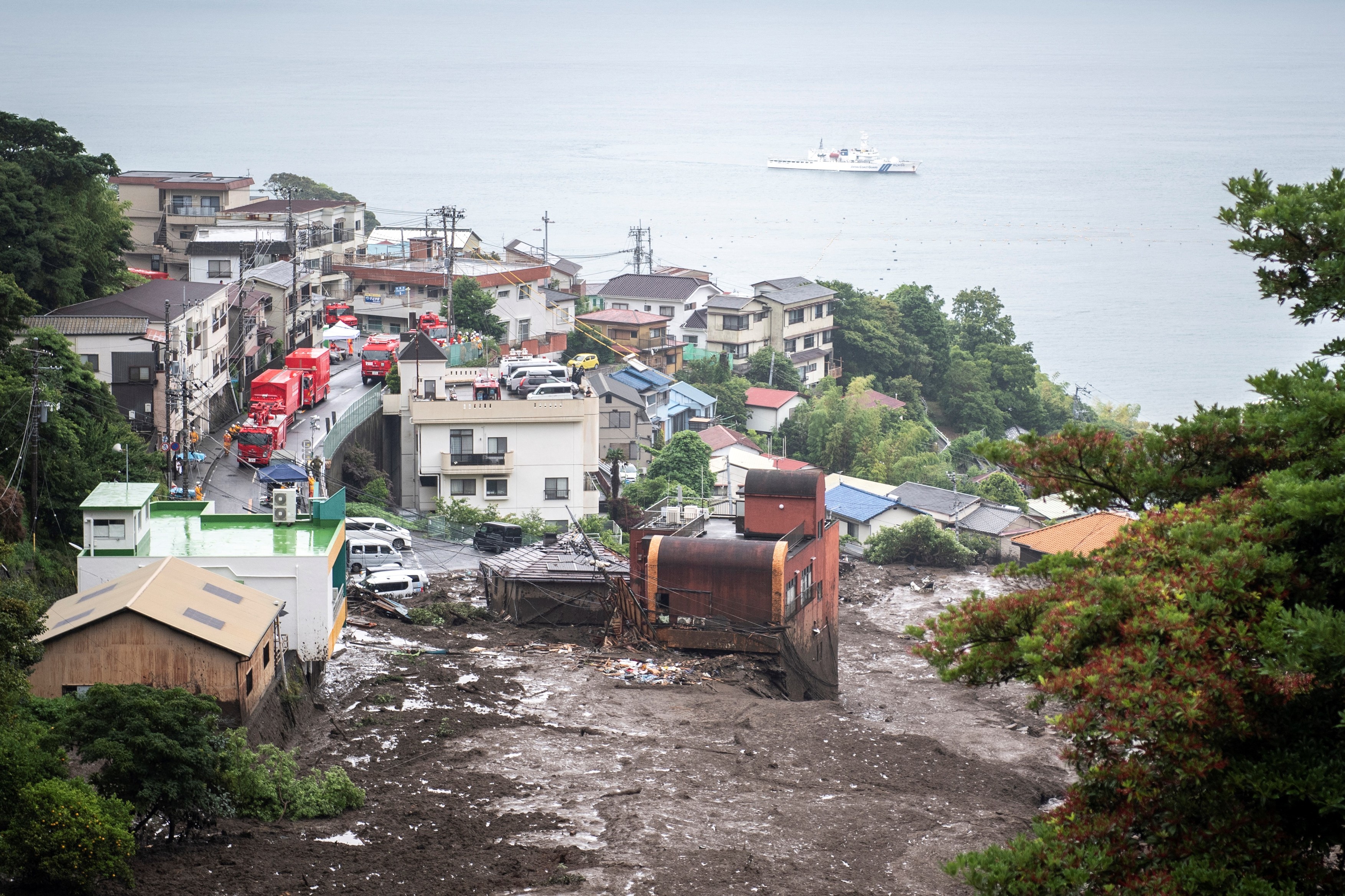 Imagini dramatice de la operațiunile de salvare din Japonia. Oamenii dispăruți, căutați în noroi cu buldozerul