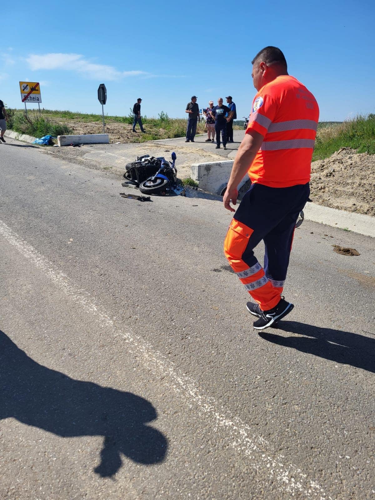 Trei persoane au murit la Șcheia, județul Iași, după ce un motociclist a lovit un pieton, iar apoi a intrat într-un cap de pod