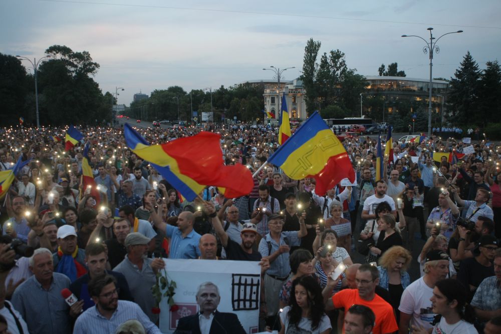 FOTO&VIDEO/ Câteva mii de persoane au protestat în Piața Victoriei, joi seară