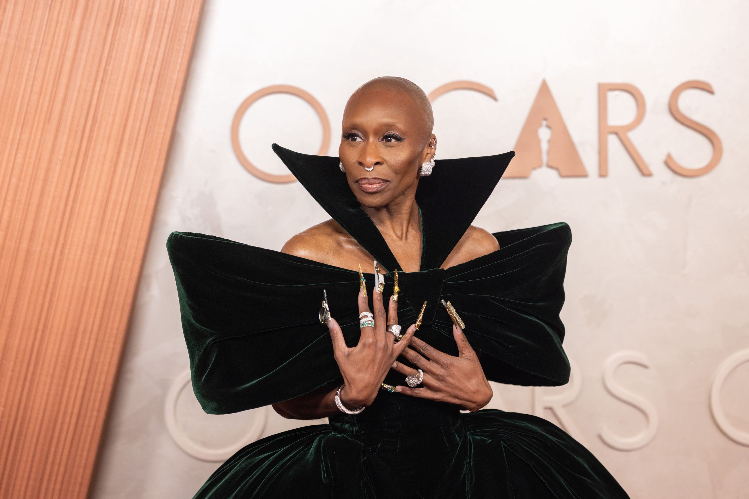 Imagini cu cel mai prost îmbrăcate vedete la Oscar 2025. Ariana Grande conduce lista cu o rochie voluminoasă, în timp ce Cynthia Erivo a adoptat un stil à la Dracula