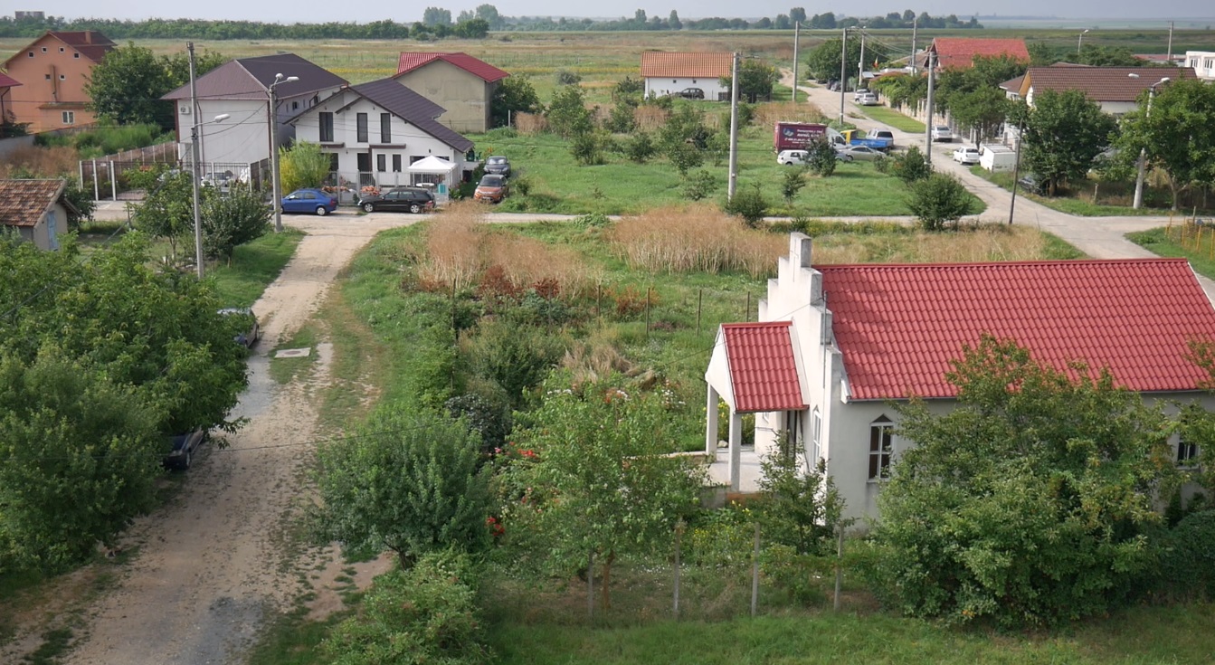 VIDEO/ Satul cu șase Dumnezei: „Dacă vreți să știți cum ne împăcăm, mergeți la cherhana în zori, când se-adună în barcă toate națiile”