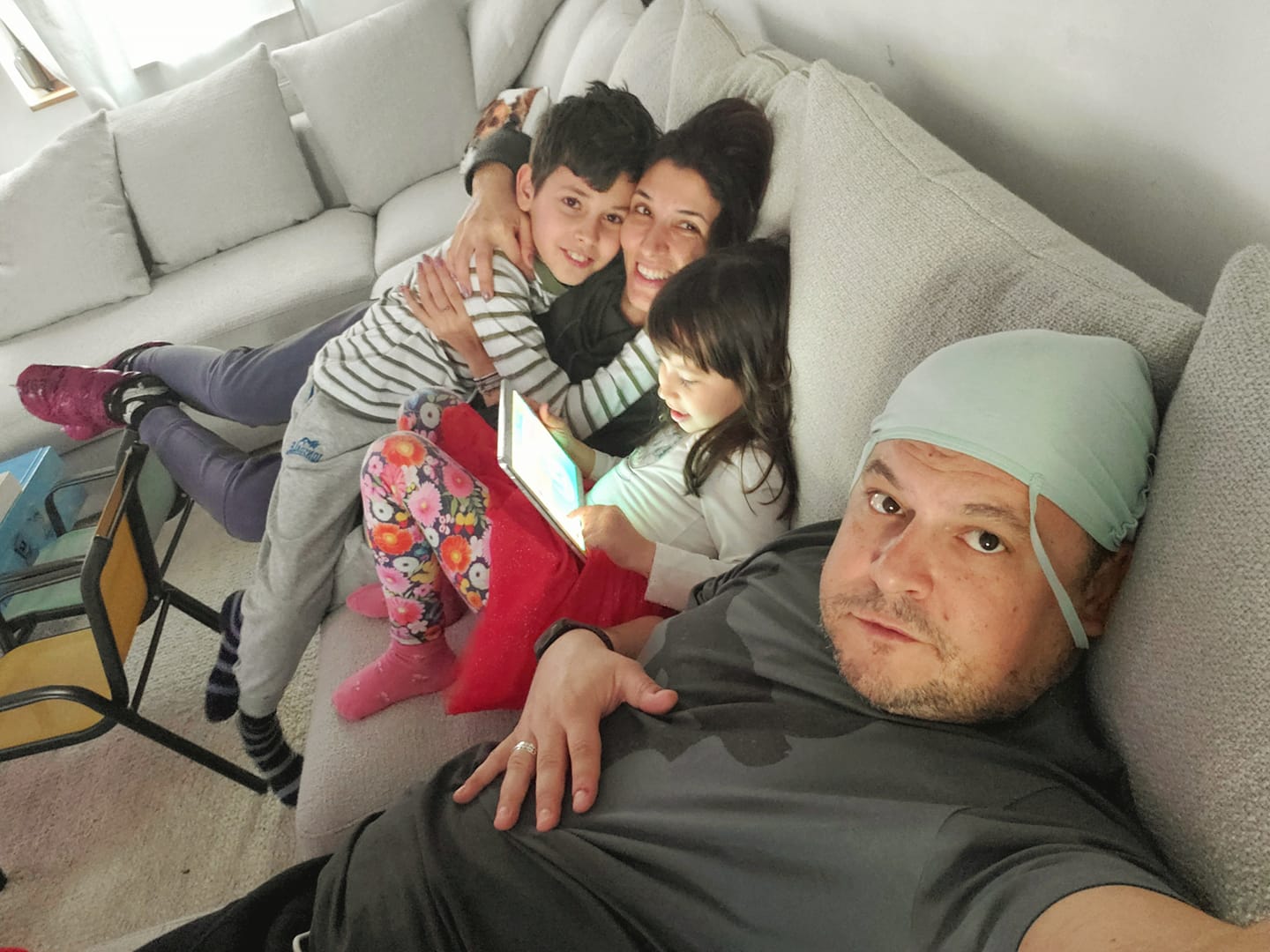 Imagini din casa lui Mihai Bobonete de Crăciun. Actorul a arătat bradul din sufragerie și bucătăria, unde gătea șnițele și ciorbă, alături de soție