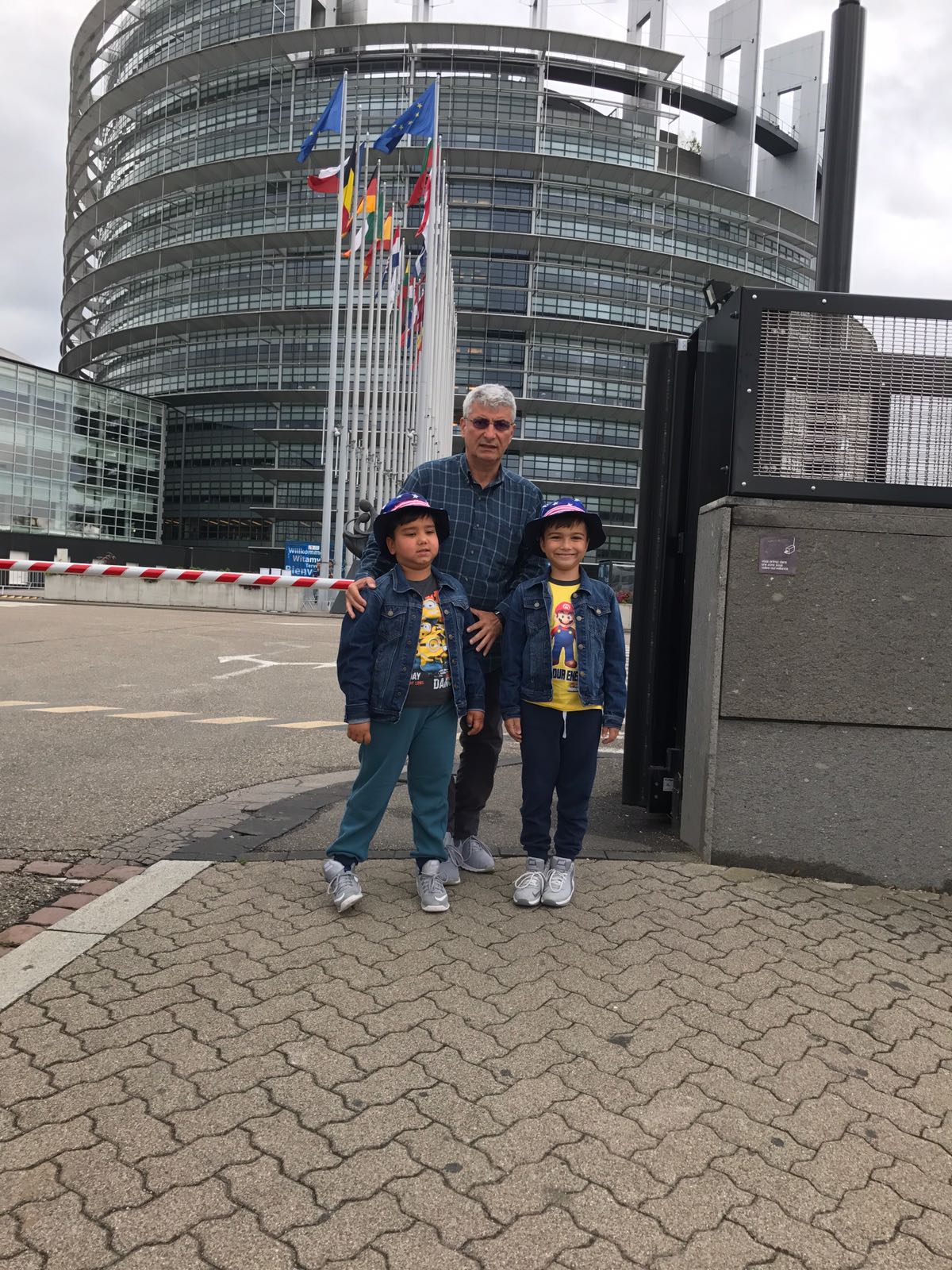 FOTO EXCLUSIV/ Silviu Prigoană, vacanță de 40 de zile cu cei doi băieți ai săi. I-a plimbat pe Eduard și Maximus prin toată Europa
