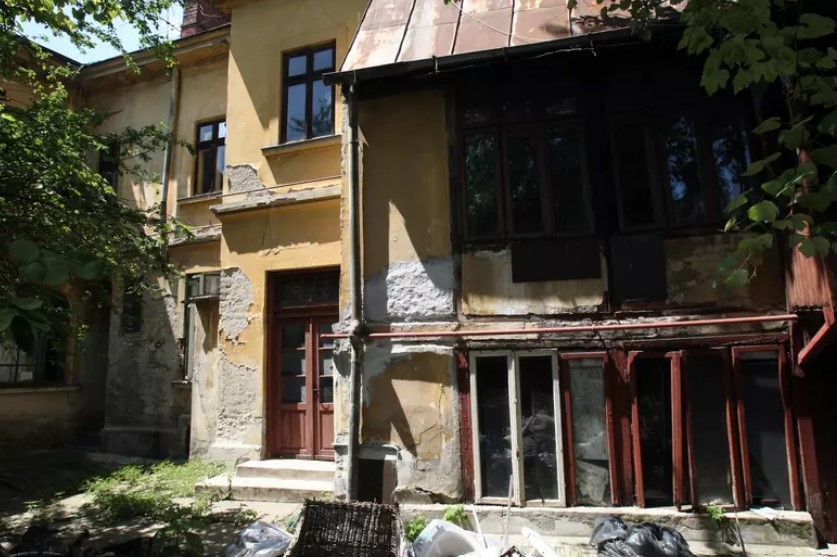 Vila din centrul Bucureștiului a regretatului Mircea Lucescu, ocupată de oamenii străzii. Îi plătise pentru a-i elibera casa