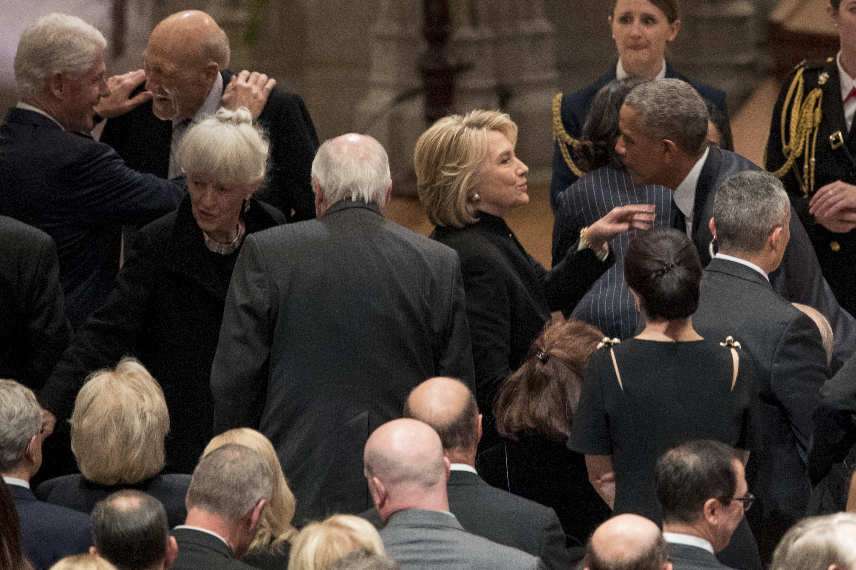 FOTO&VIDEO/ Funeralii de stat pentru George H.W. Bush. Donald Trump și Hillary Clinton s-au ignorat, deși au stat pe același rând