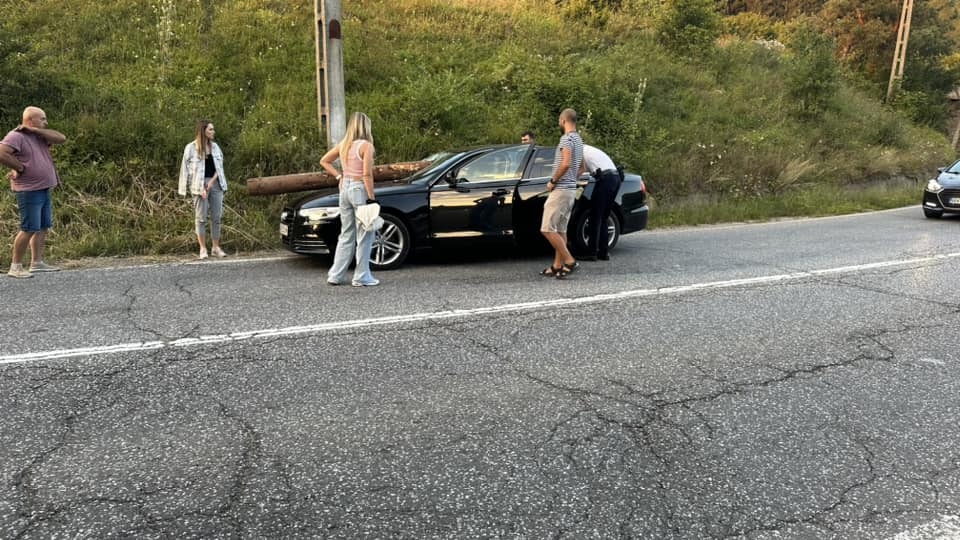 Un buștean a zburat dintr-un camion cu lemne și a trecut prin parbrizul unei mașini, pe DN 10, la Teliu, în Brașov