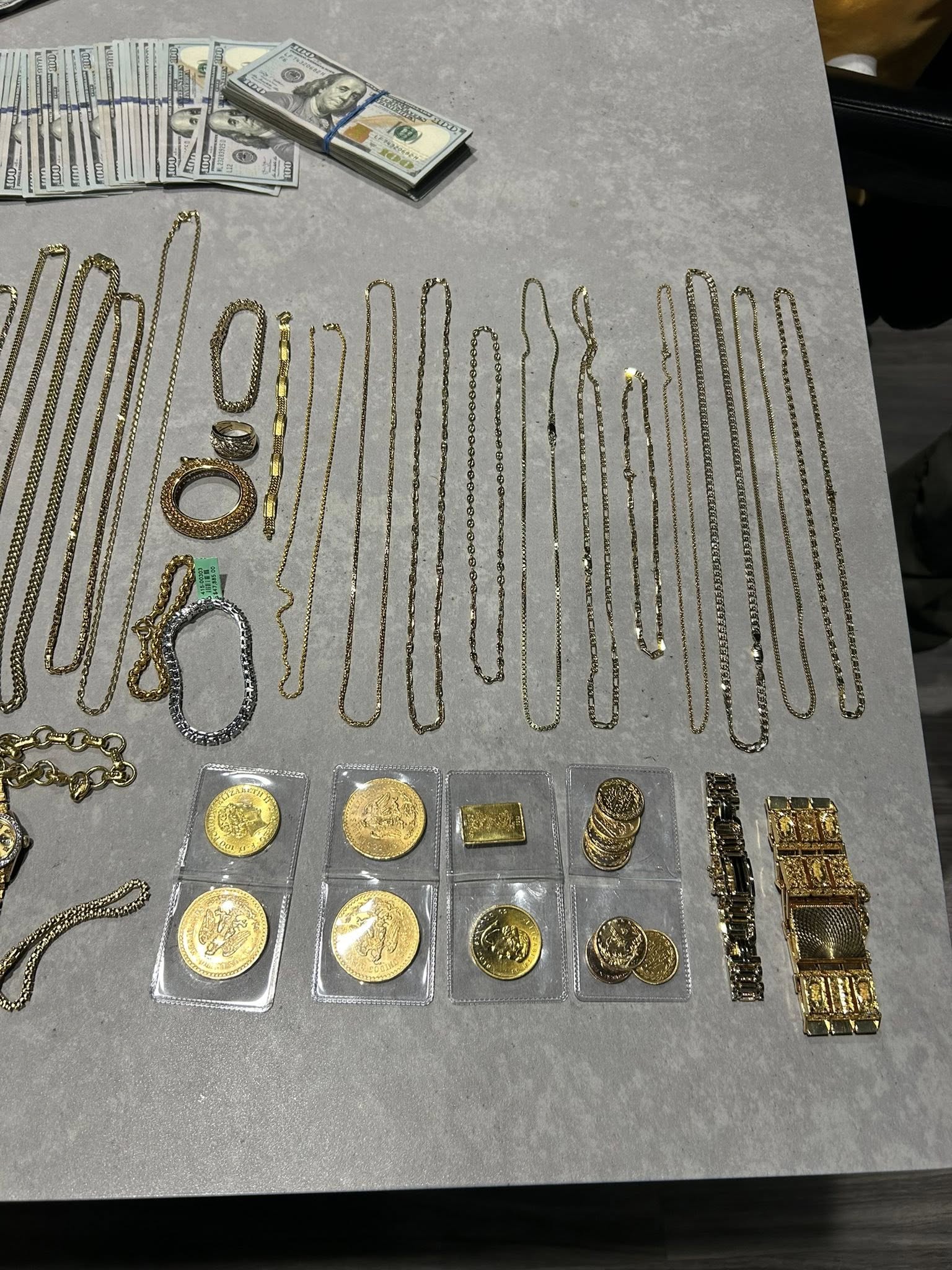 Fiul de 10 ani al unui român purta un Rolex de 40.000 de dolari și polițiștii l-au arestat imediat pe tată