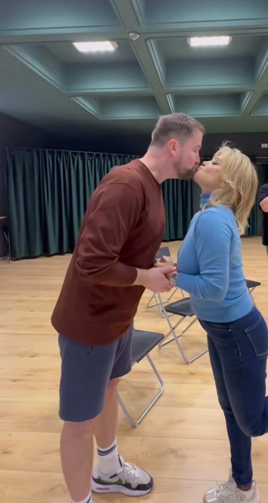 Loredana Groza, surprinsă când se săruta cu un actor celebru. Horia Brenciu și Anca Țurcașiu au asistat la moment