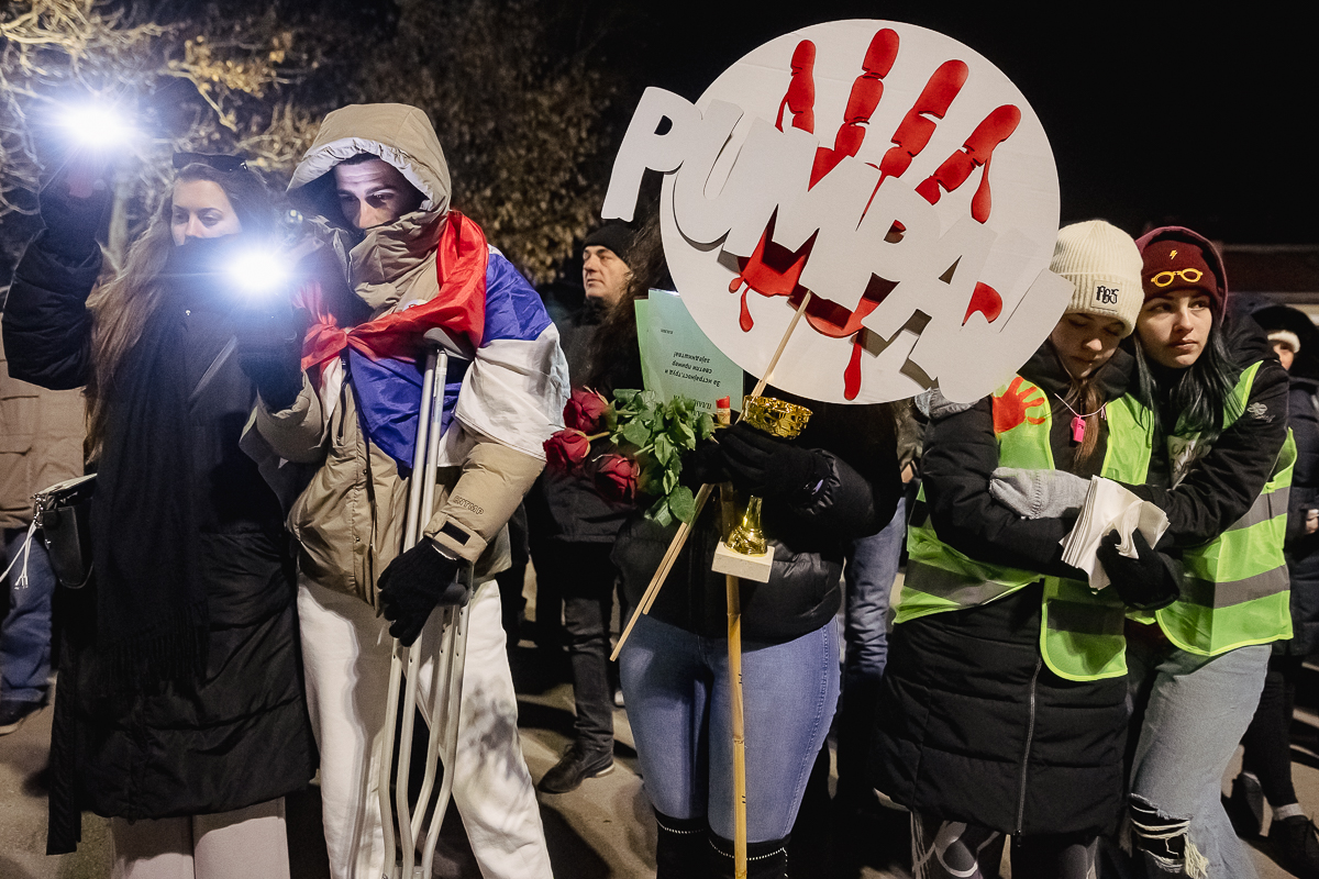 Cum protestează studenții sârbi prin marș și de ce strigă numele Laurei Kovesi