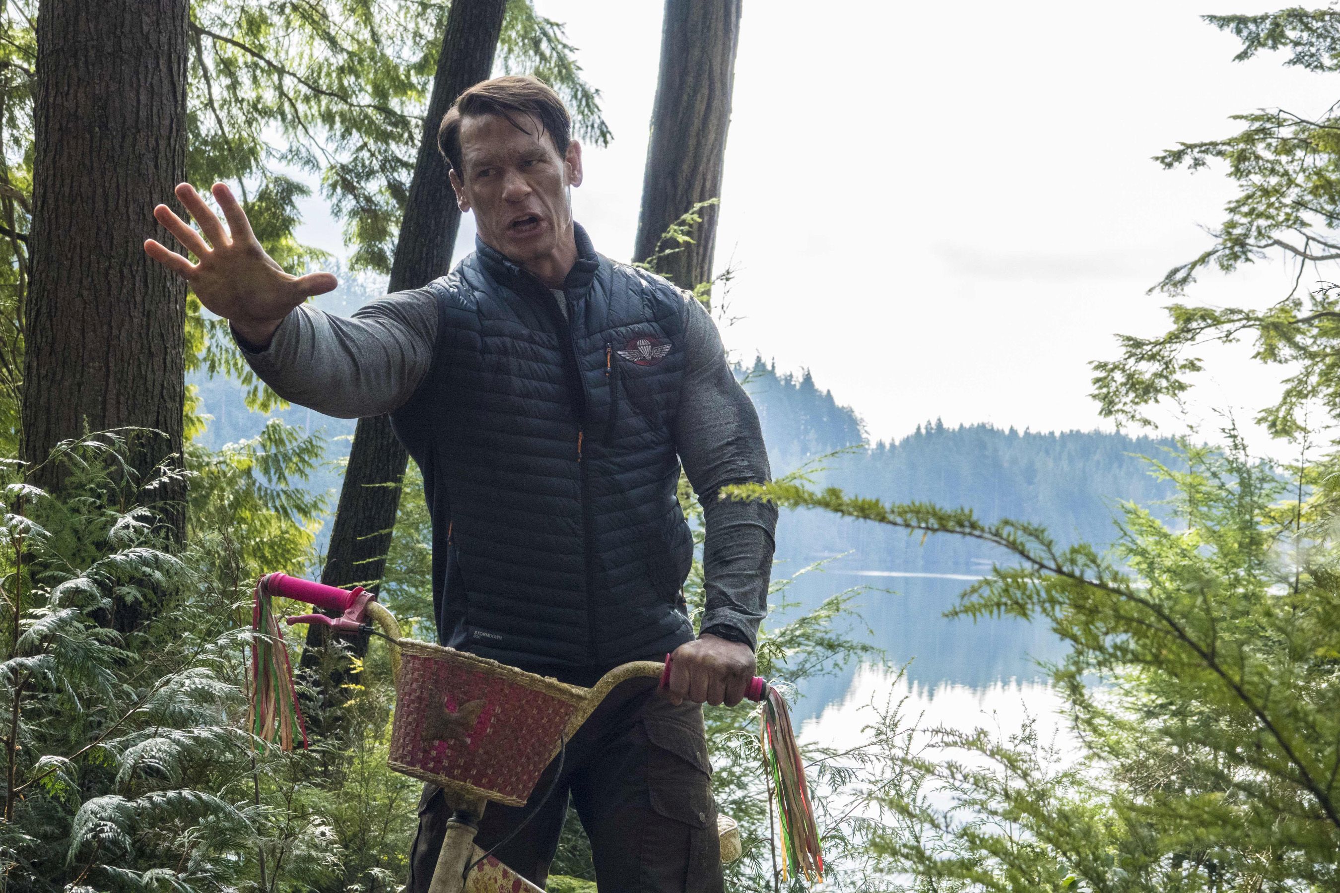 John Cena a apărut complet dezbrăcat pe scena de la Premiile Oscar 2024. Și-a acoperit zona intimă cu un plic | VIDEO