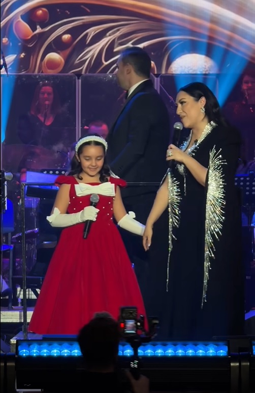 Cum a apărut Eva Măruță la concertul Andrei din Bacău. Anunțul făcut de cântăreață când fetița ei a urcat pe scenă: „Vine o parte din inima mea”
