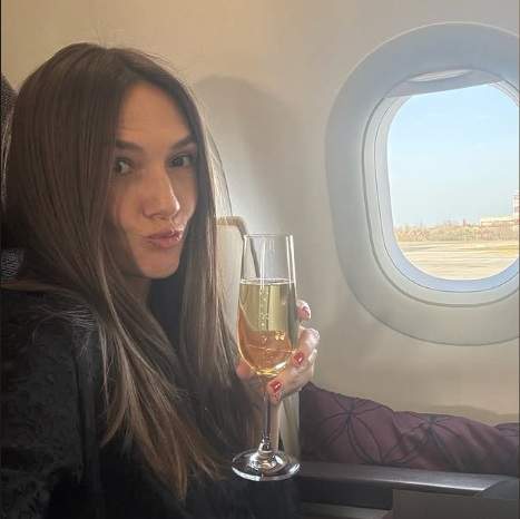 Cum au fost surprinși Adela Popescu și Radu Vâlcan în Thailanda, unde se filmează „Insula Iubirii”. „M-a scos în sat”