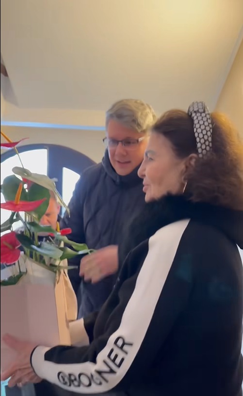 Imagini din casa Irinei Loghin. Fuego a vizitat-o pe artistă în locuința ei din nordul Bucureștiului, de ziua ei de naștere