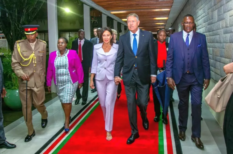 PRIMELE IMAGINI CU IOHANNIS ÎN AFRICA. „Ai venit cu ploaie!”, i-a spus șeful statului kenyan lui Iohannis. Președintele României i-a răspuns cu o vorbă din bătrâni