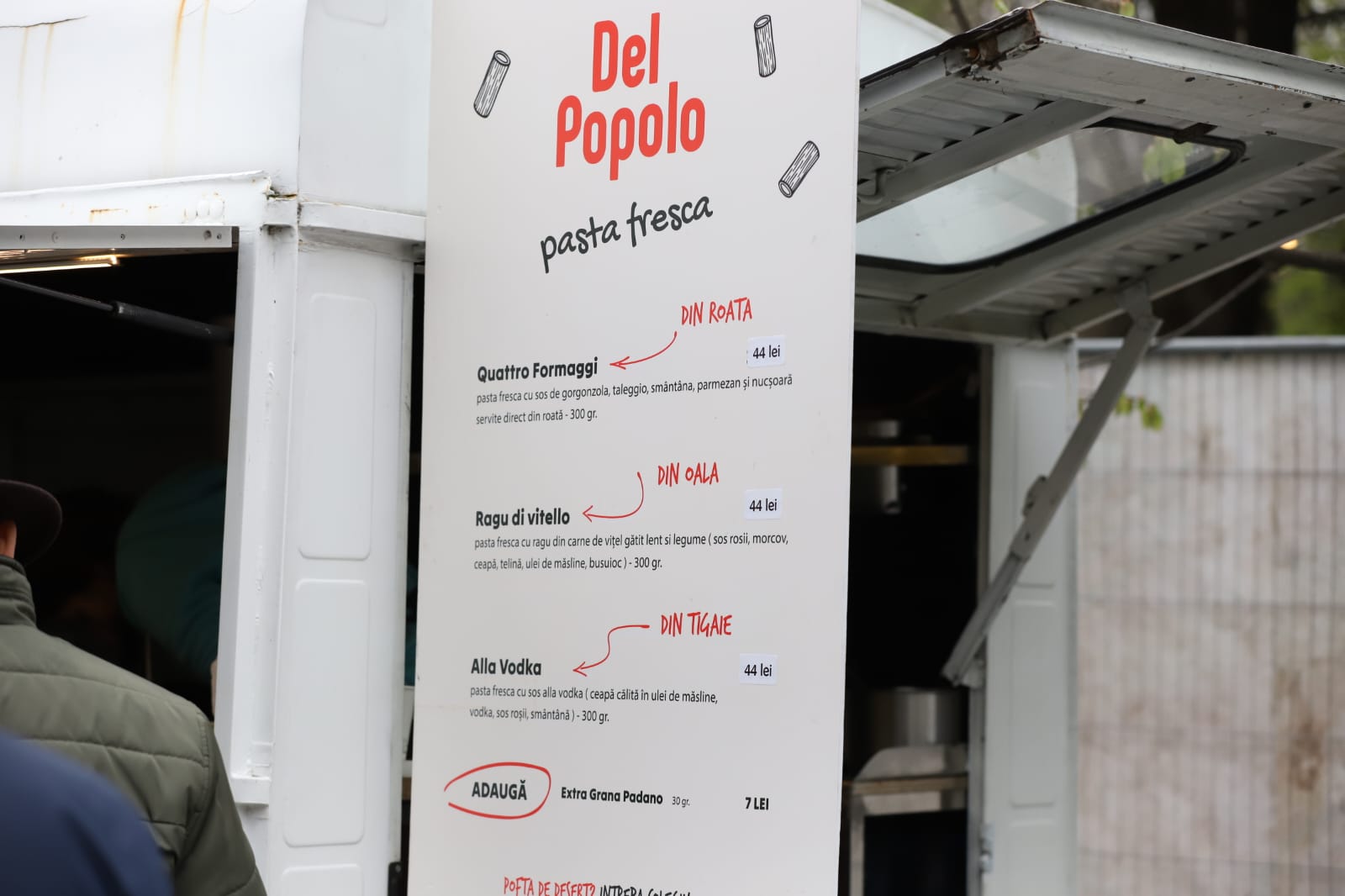 Bucharest Street Food Festival a început. Ce găsiți pe Bulevardul Kiseleff: de la burgeri la paella, plus dulciuri pentru toate gusturile