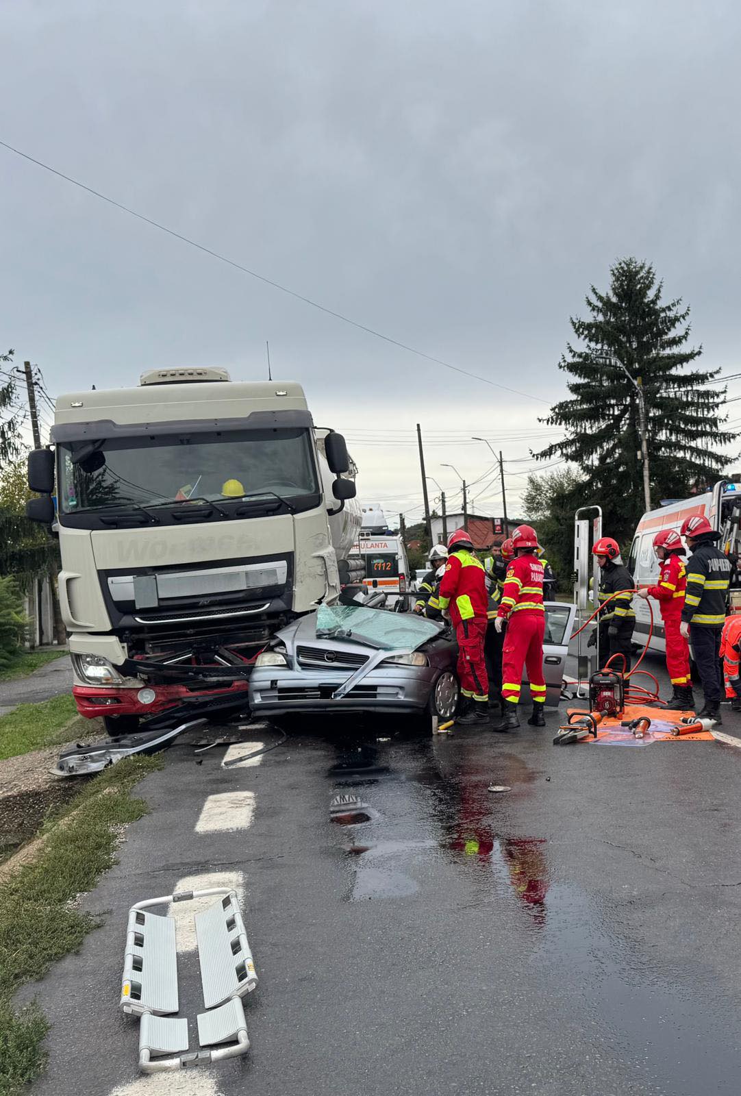 Trei oameni au murit pe DN7, la Bascov, Argeș, după ce un autoturism s-a izbit violent de o cisternă
