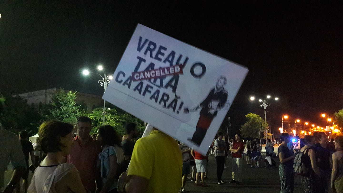 FOTO&VIDEO/ Peste 2.500 de oameni au protestat în Piața Victoriei faţă de modificările la legile justiţiei
