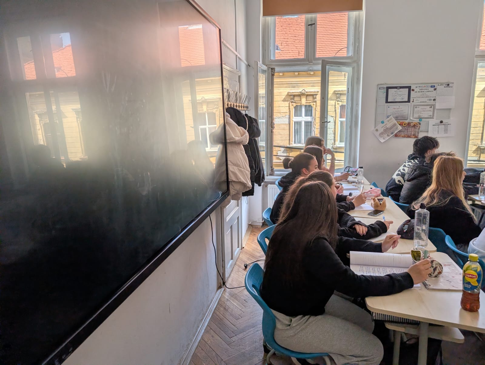 Așa arată România educată. Imagini dezolante într-un liceu din Timișoara. Elevi înghesuiți la subsol, în clase pline de igrasie și mucegai.  „Venim cu măști de protecție ca pe timpul pandemiei de Covid”