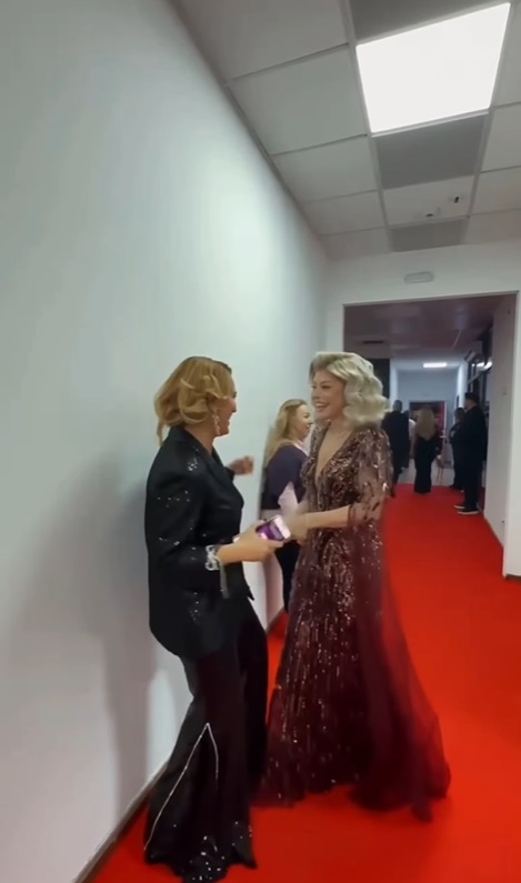Moment de culise cu Loredana Groza și Andreea Esca. Cântăreața e surprinsă de părul prezentatoarei: „Această «instalație» o recomand pentru sărbători”