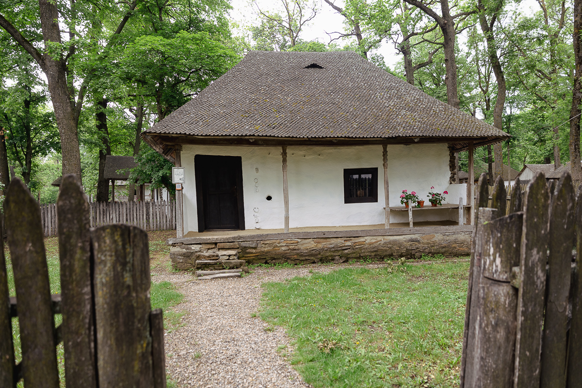 De Paști, la Muzeul Satului Vrâncean, sute de copii au lăsat smartphone-ul și au pus mâna pe chișiță, să încondeieze ouă. „Unii chiar au îndemânare, au ieșit lucruri faine”