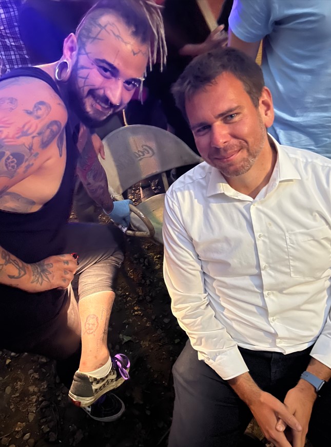 "Meglehetősen megilletődtem..." - Vitézy Dávid elmondta, hogyan reagált, amikor meglátta a saját arcképét egy idegen férfi lábán